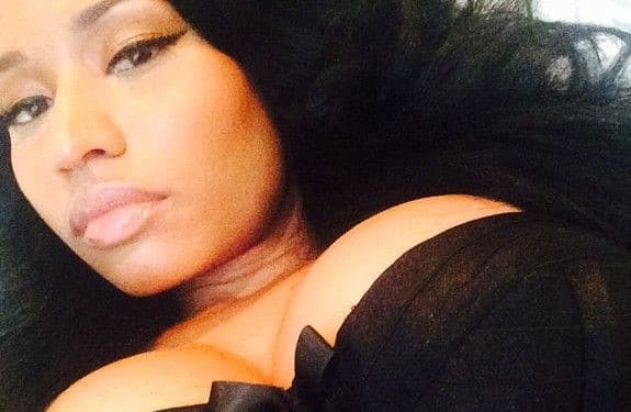 Nicki Minaj busty selfie