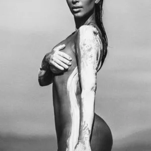 Kim Kardashian nude desert shoot (4)