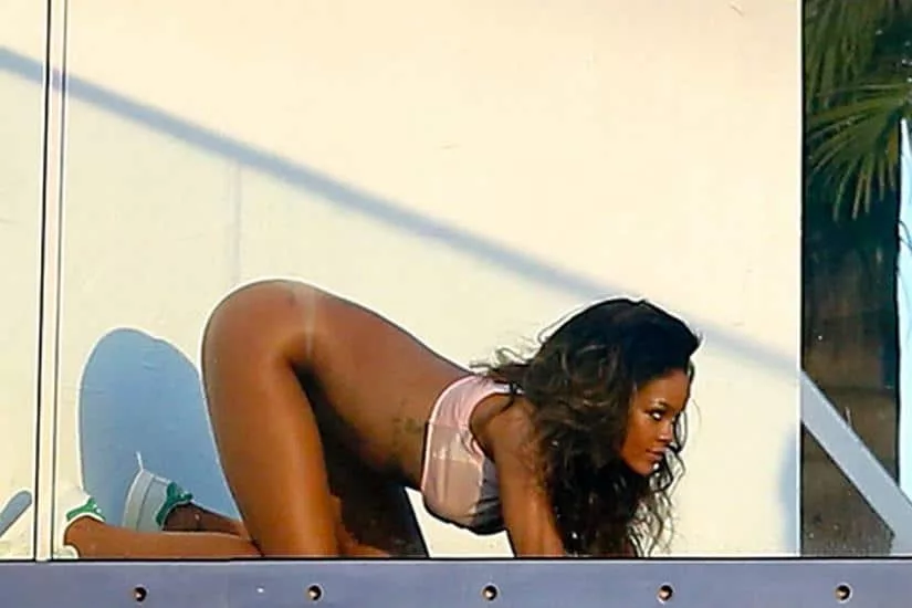 Rihanna_Nude_Ass (2)