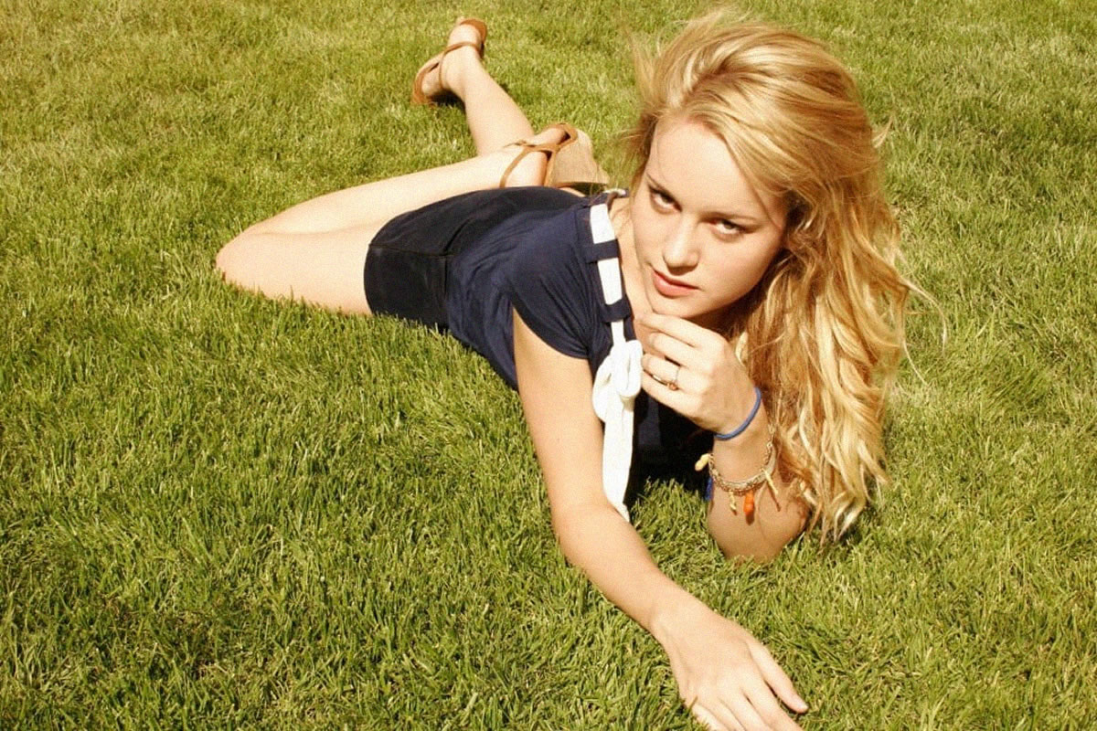 Brie Larson sexy NSFW grass