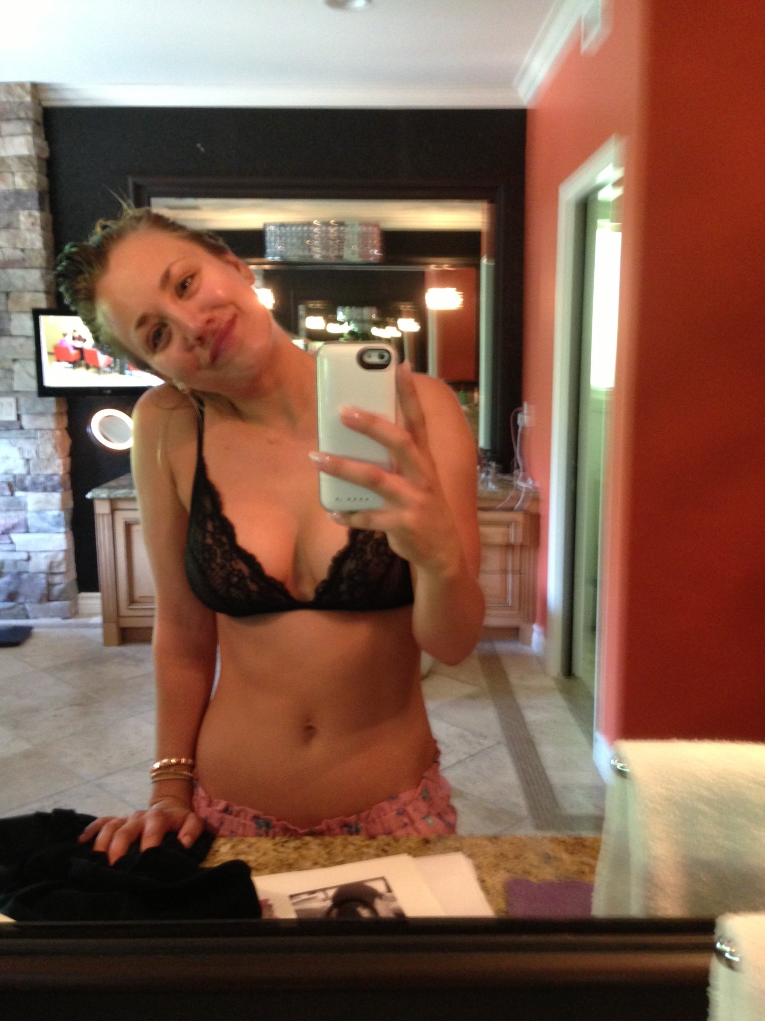 Kaley Cuoco Nude Fappening Pics Leaked (15)