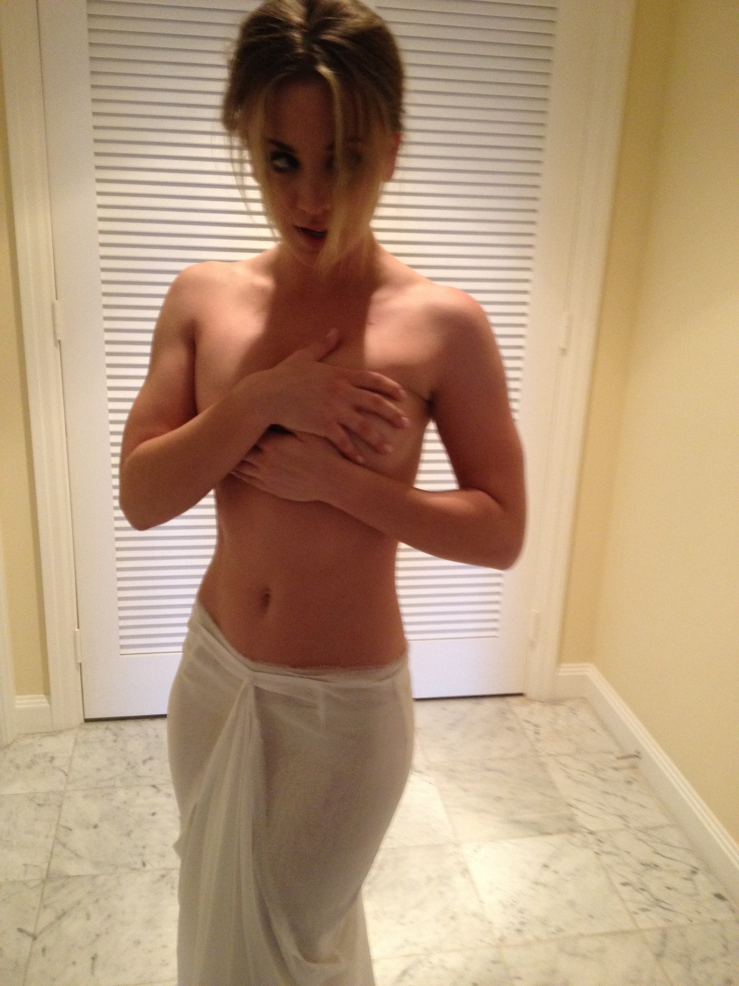 Kaley Cuoco Nude Fappening Pics Leaked (26)