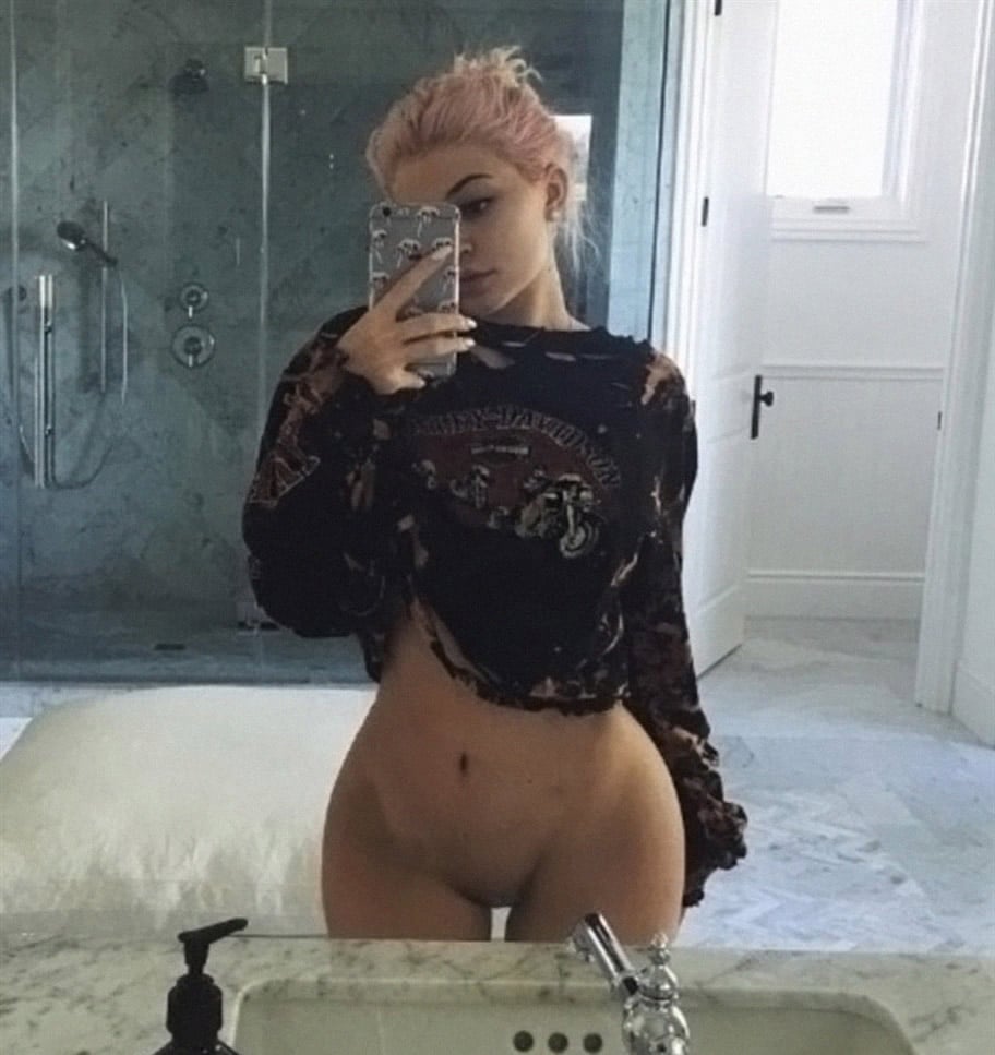 Kylie Jenner pussy selfie