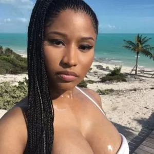 Nicki Minaj Sexy Cleavage (6)