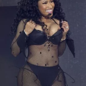 Nicki Minaj naked nipples on stage (2)