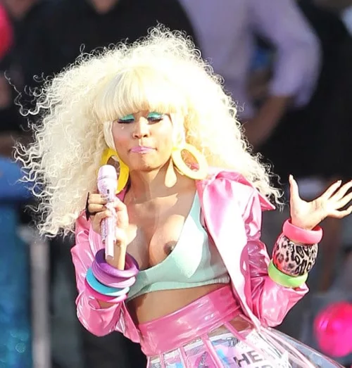 Nicki Minaj nip slip at concert (1)
