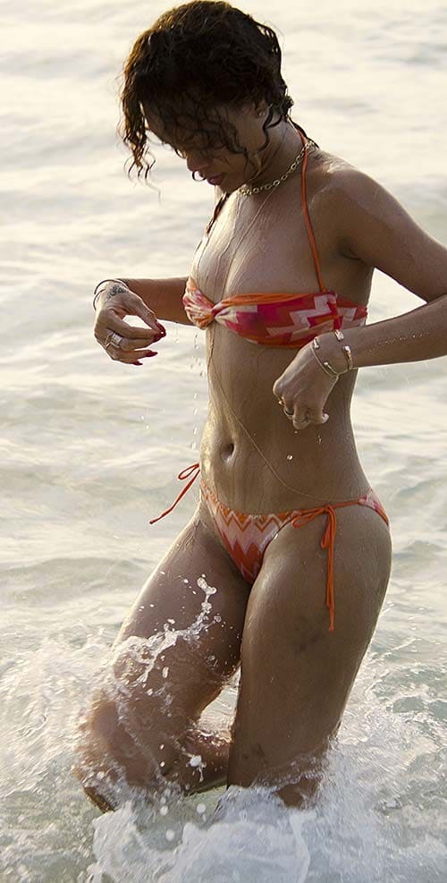 Rihanna in bikini visible