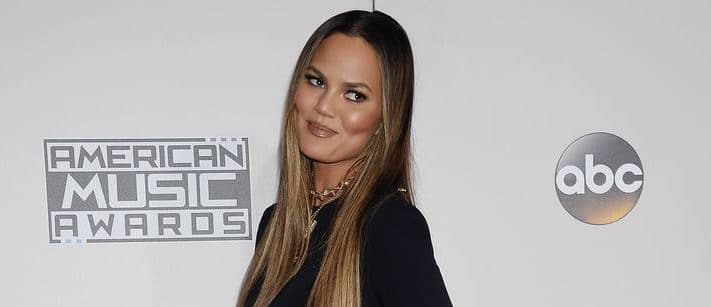 Watch Online | Chrissy Teigen Flashes Her Pussy at the AMAs!