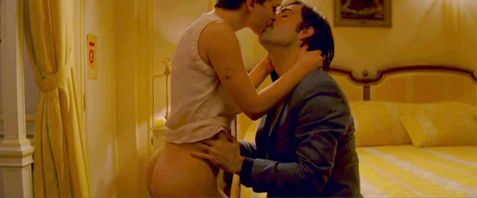 sexy natalie portman ass naked in wes anderson movie scene