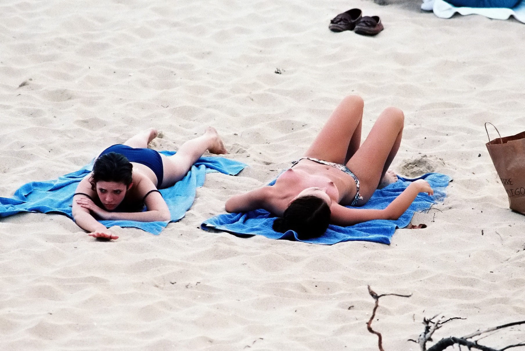 celeb natalie portman totally topless on the beach