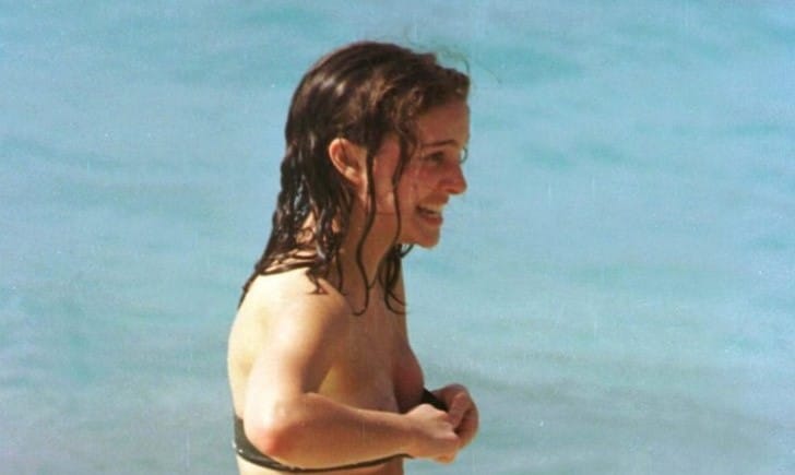celeb natalie portman at the beach pulling up her bikini top