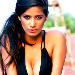 modeling pic of indian Poonam Pandey in sexy swimsuit