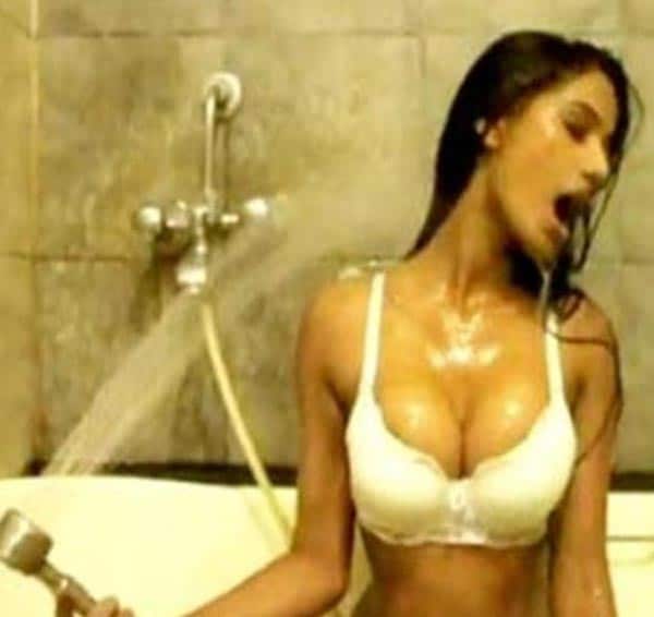 poonam pandey spraying her face and tits with water