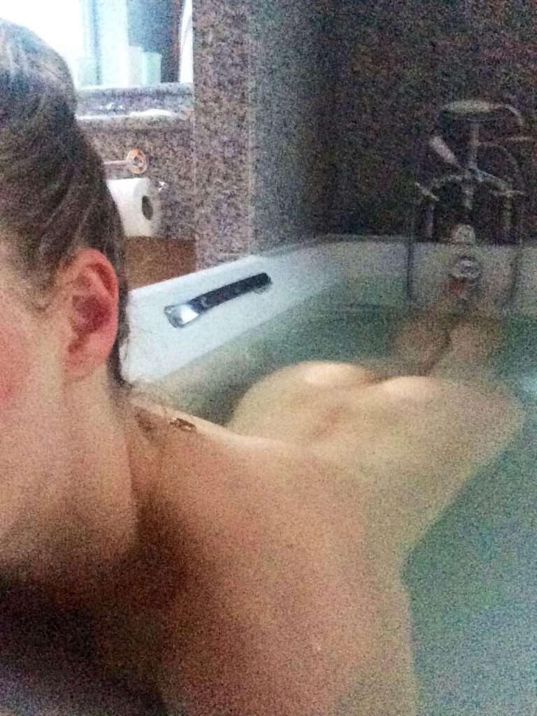Amanda Seyfried Nude Fappening in tub