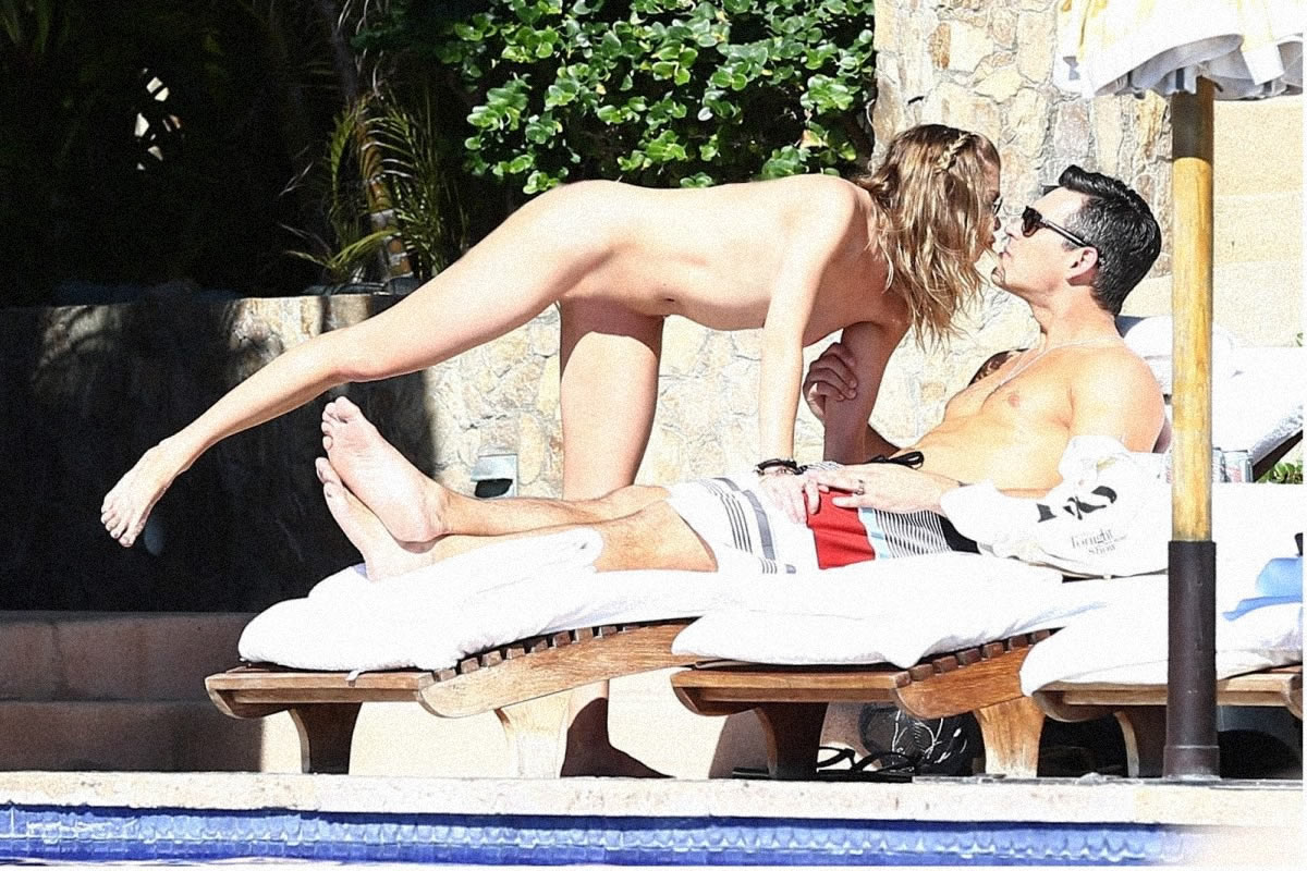 Jennifer Aniston caught naked with boyfriend