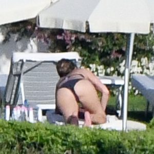 Jennifer Aniston ass up voyeur