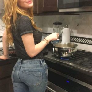 Bella Thorne booty