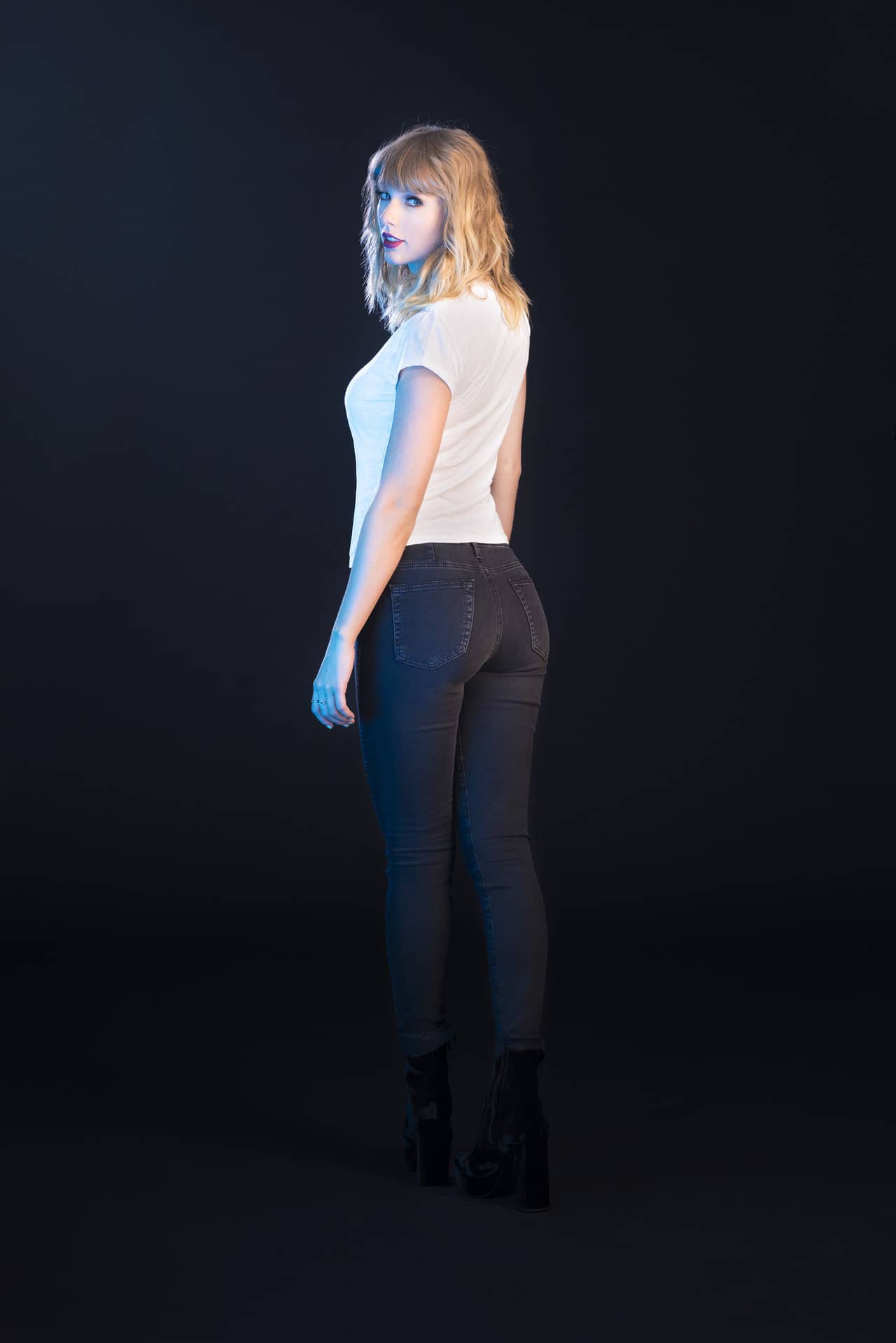 Taylor Swift tight booty in jeans