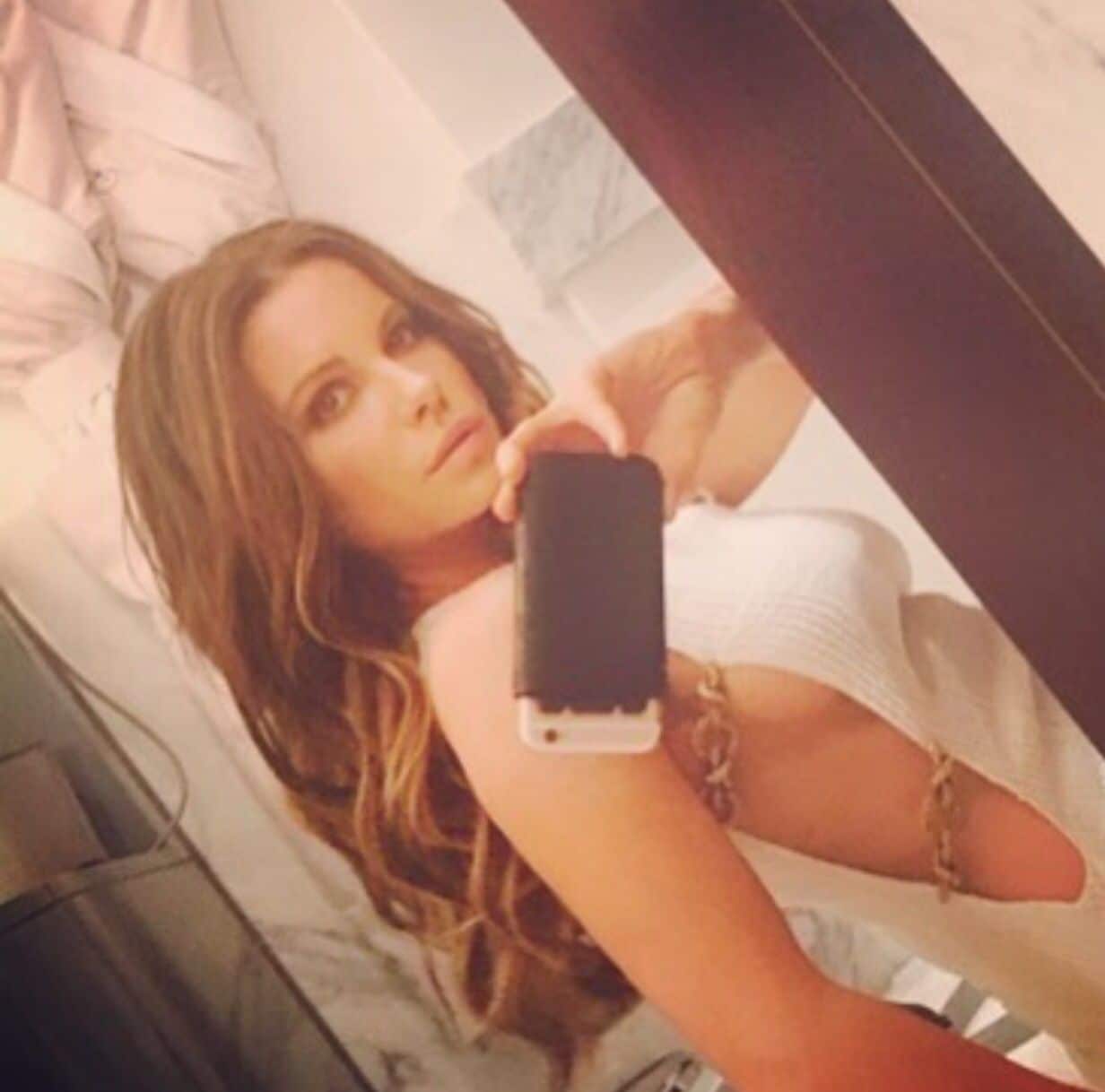 Kate Beckinsale sexy selfie