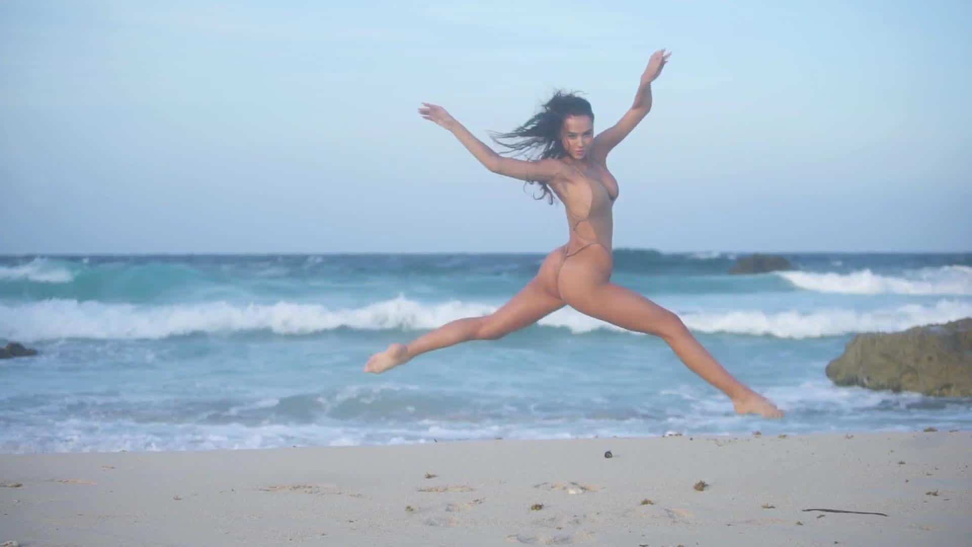 Alexis Ren pussy showing