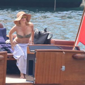 Gillian Anderson naked boobs