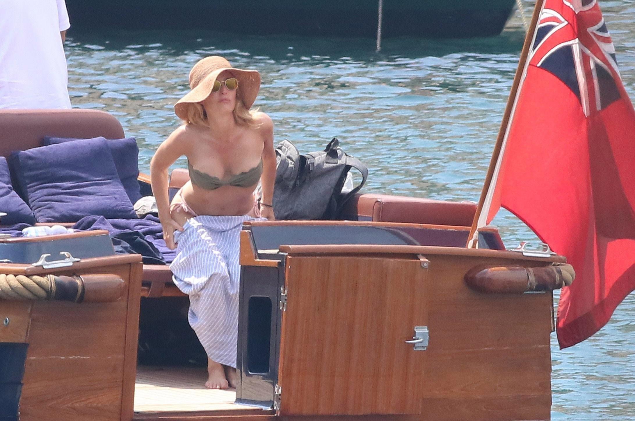 Gillian Anderson naked boobs